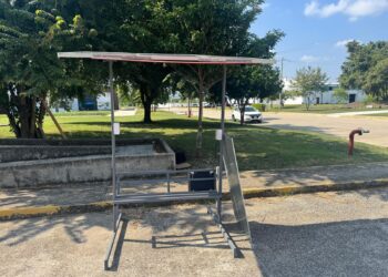 Estudiantes de la UPH instalan banca solar en Hospital Regional de Huejutla