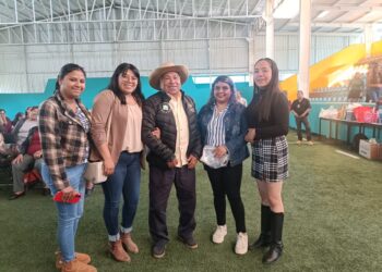 UTSH entregan chamarras a personas mayores