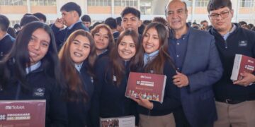 Natividad Castrejón entrega tabletas en Conalep Tizayuca y Villa de Tezontepec