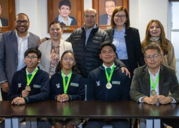 Natividad Castrejón reconoce a estudiantes ganadores de ExpoCiencias Nacional 2025
