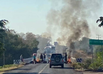 Manifestantes queman llantas y bloquean carretera en Buenavista, Michoacán