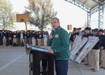Natividad Castrejón entrega tabletas a estudiantes del Conalep Tulancingo