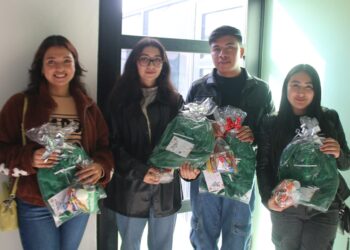 Estudiantes de la UTSH donan sudaderas al Sistema DIF Hidalgo