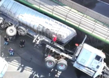 Tráiler robado impacta contra caseta de cobro en Tepotzotlán