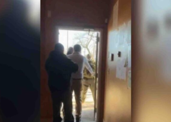 Agente de ICE intenta entrar a embajada de Ecuador en EU