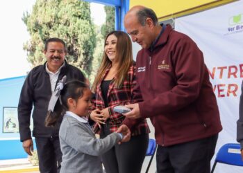 Entrega SEPH más de mil lentes a estudiantes de Tezontepec de Aldama