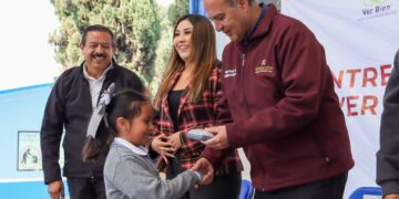 Entrega SEPH más de mil lentes a estudiantes de Tezontepec de Aldama