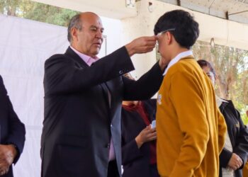 Estudiantes de Tepeji y Atotonilco de Tula reciben lentes para mejorar su aprendizaje