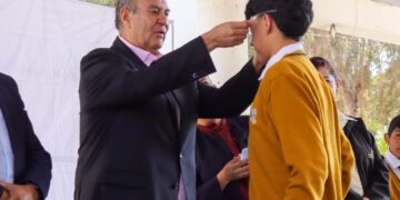 Estudiantes de Tepeji y Atotonilco de Tula reciben lentes para mejorar su aprendizaje