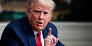 Trump anuncia aranceles para los países que le vendan petróleo a Cuba