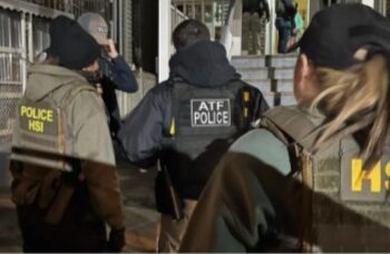 Autorizan a agentes de ICE entrar a casas sin orden judicial