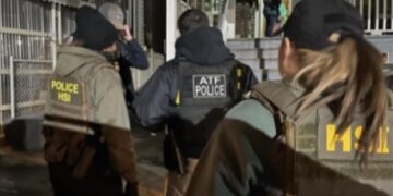 Autorizan a agentes de ICE entrar a casas sin orden judicial