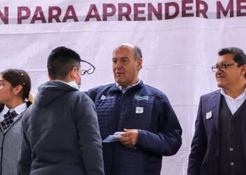 Natividad Castrejón entrega 903 lentes a estudiantes de San Salvador