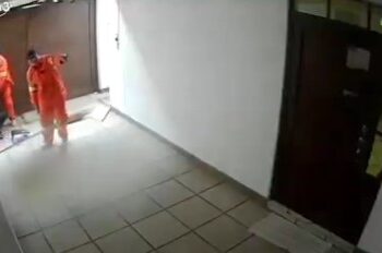 Se disfrazan de barrenderos para asaltar a mujeres dentro de su casa en CDMX (VIDEO)