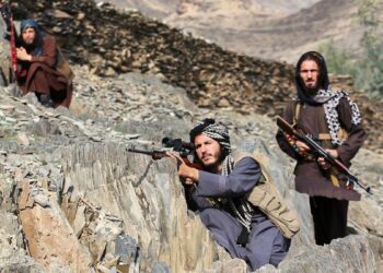 Pakistán ataca Afganistán en “guerra abierta” contra talibanes.