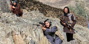 Pakistán ataca Afganistán en “guerra abierta” contra talibanes.