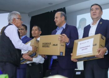 Natividad Castrejón entregó computadoras a docentes afectados por vaguada monzónica