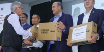 Natividad Castrejón entregó computadoras a docentes afectados por vaguada monzónica