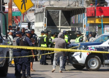 Camión de la GN invade carril del Mexibús y atropella a motociclistas (VIDEO)