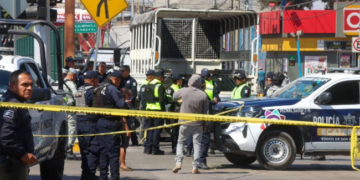 Camión de la GN invade carril del Mexibús y atropella a motociclistas (VIDEO)