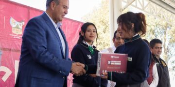 Entregan 2 mil 925 tabletas a estudiantes del Cobaeh