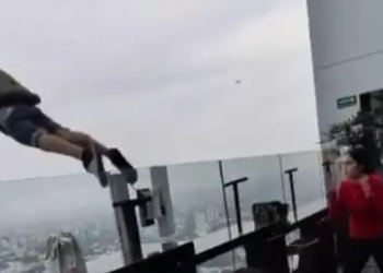 Paracaidista salta desde el Hotel RIU en Guadalajara (VIDEO)