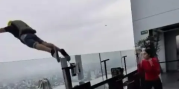 Paracaidista salta desde el Hotel RIU en Guadalajara (VIDEO)