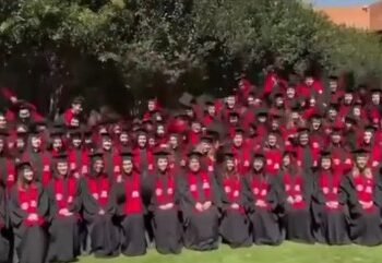 Se desploma estructura durante toma de foto de graduación en la Ibero