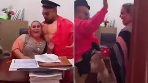 Regidora de Rioverde, SLP, recibe show de striptease en oficina (VIDEO)