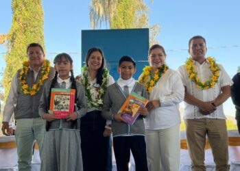 SEP federal y estatal fortalecen educación intercultural con entrega de libros en Hñähñu