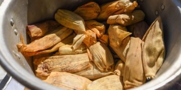 Siete menores se intoxican tras comer tamales callejeros.