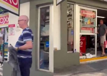 ¡INDIGNANTE! Extranjeros roban Oxxo de Puerto Vallarta (VIDEO)