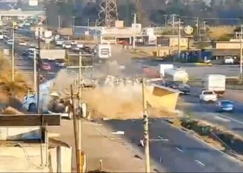 VIDEOS muestran cómo tráiler se parte a la mitad tras impactarse un camión Torton
