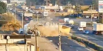 VIDEOS muestran cómo tráiler se parte a la mitad tras impactarse un camión Torton