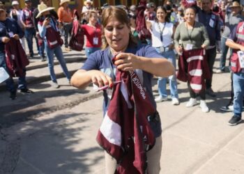¡VIRAL! Trabajadores de Tequila protestan y destruyen chalecos de Morena.