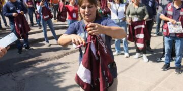 ¡VIRAL! Trabajadores de Tequila protestan y destruyen chalecos de Morena.