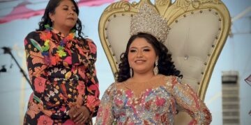 Alcalde de Chiconcuac llega en helicóptero al Carnaval de Mujeres