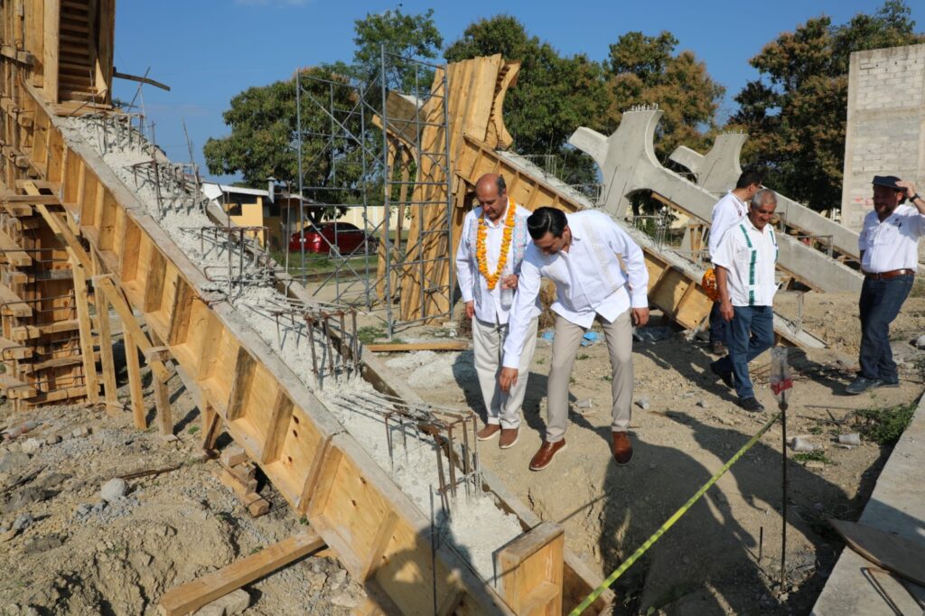 Natividad Castrejón Valdez constató los avances de la construcción del Auditorio con Cancha de Usos Múltiples en la UTHH