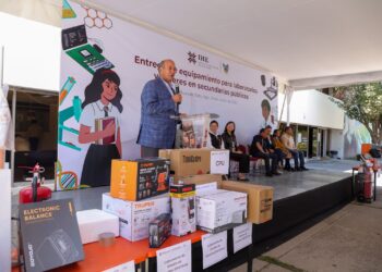 Natividad Castrejón entrega equipamiento a secundarias y laboratorios de ciencias