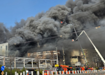 Incendio en fábrica de Corea del Sur deja al menos 50 heridos.