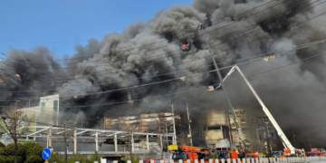 Incendio en fábrica de Corea del Sur deja al menos 50 heridos.