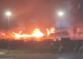 Pemex confirma 5 muertos por incendio junto a refinería Olmeca.