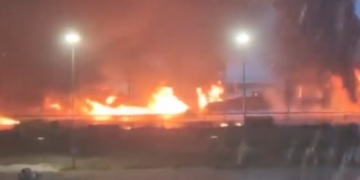 Pemex confirma 5 muertos por incendio junto a refinería Olmeca.