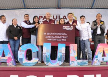 Natividad Castrejón resaltó la coordinación entre el gobierno estatal y el ayuntamiento de Pacula para impulsar la educación como herramienta de transformación social.