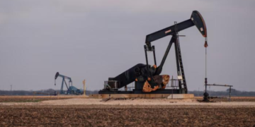 Petróleo supera los 100 dólares y toca su nivel más alto desde 2022.