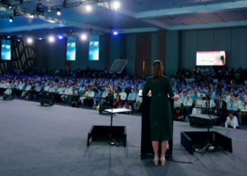 Sheinbaum impulsará pagos digitales para casetas y gasolinas.