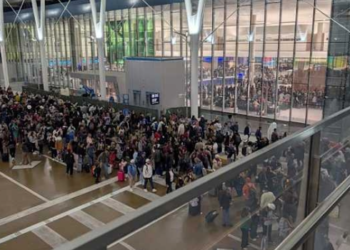 Caos en aeropuertos de EU por falta de personal en TSA.