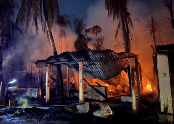Incendio arrasa decenas de negocios en Punta Zicatela, Oaxaca