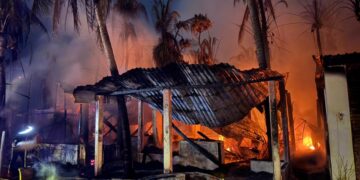 Incendio arrasa decenas de negocios en Punta Zicatela, Oaxaca