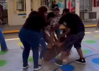 ¡Mal ejemplo! Madres protagonizan pelea durante festival de primavera